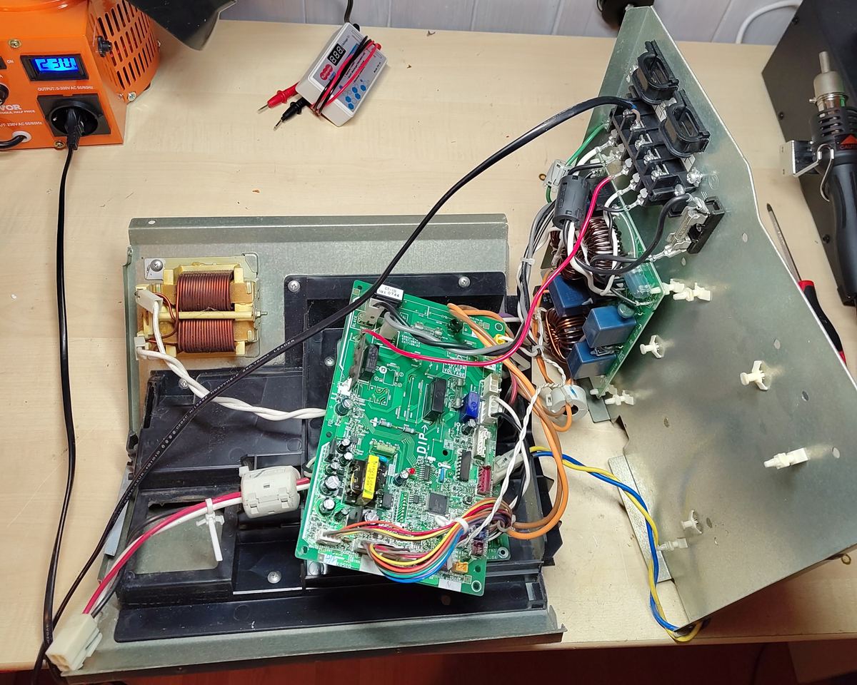 PAC ouverte en cours de diagnostic et r&eacute;paration